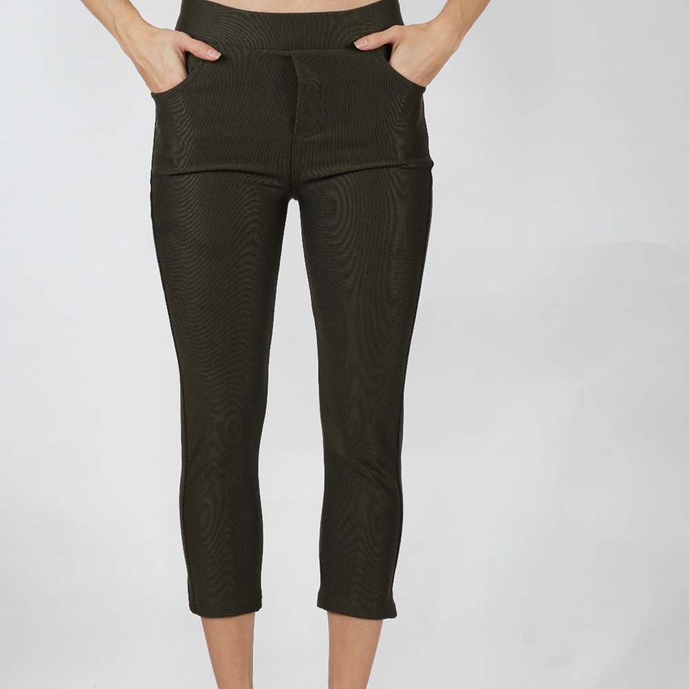 Ponte Knit Slim Fit Capri Pull-Up Style Leggings